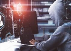 전산실-서버를-누군가가-후드티-모자까지-쓰고-조작하는-모습