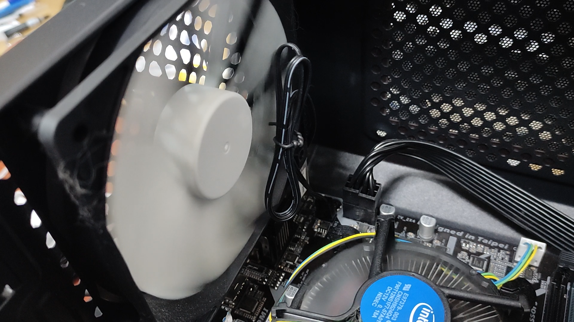 후면팬 전원선이 날개에 부딪히면서 소리나는 경우 => 선을 케이스 뒷편으로 돌리거나 CPU 보조전원과 묶어놓는 게 좋겠습니다. 