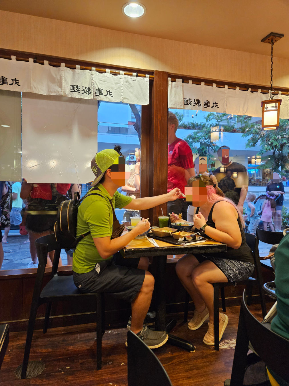 마루카페 우동 창가자리