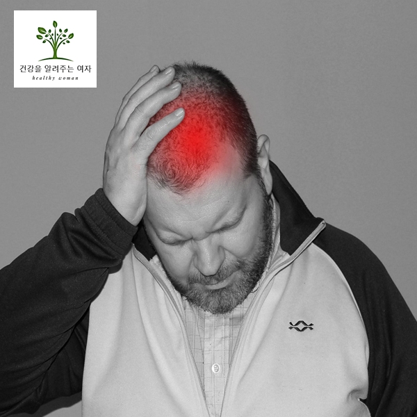 두통에 힘들어하는 모습