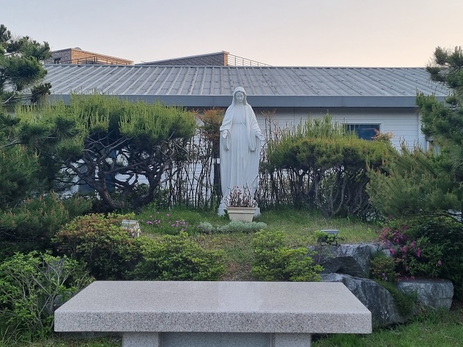익산 모현동성당 성모동산 성모상 사진