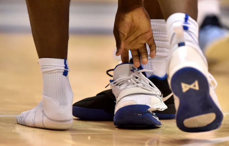 대학시절 경기 중 찢어진 자이언의 신발