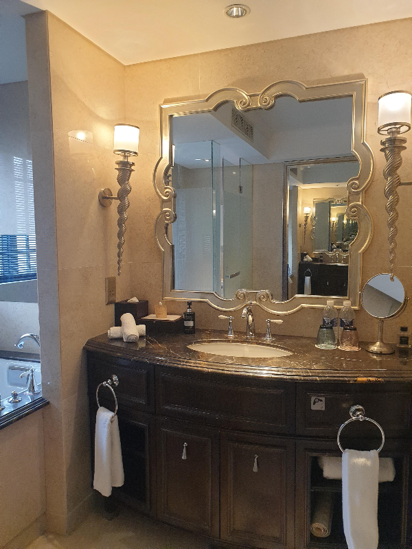 유럽풍 거울 장식과 조명이 설치된 세면대