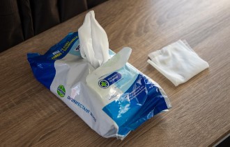 휴대폰 세척 잘못하면 액정 보호막 망가집니다