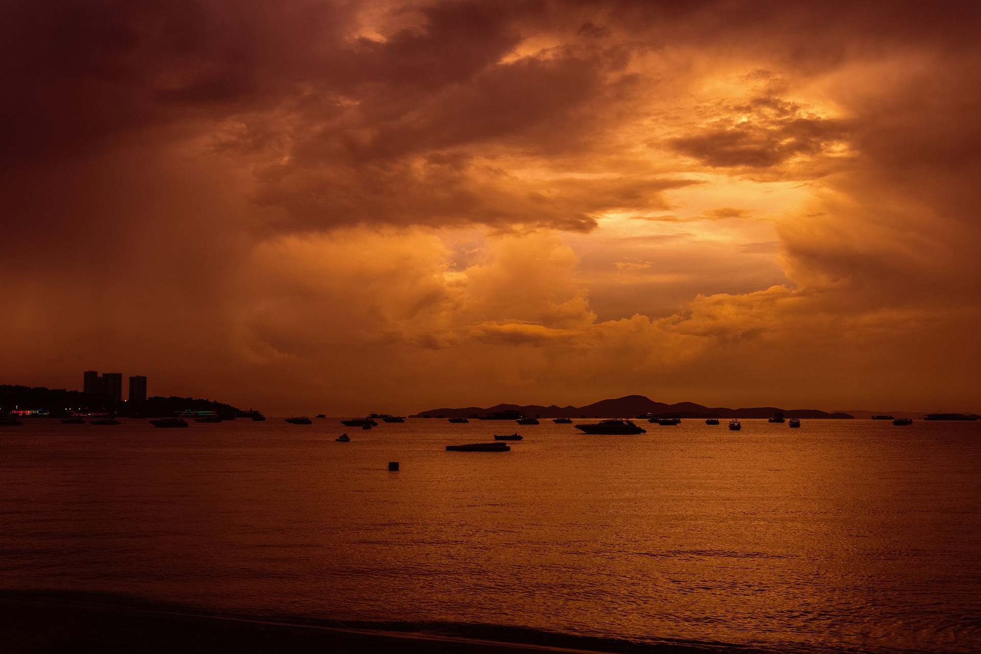 노을이 진 파타야 해변