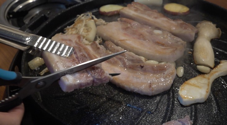 국내산-삼겹살을-굽고있다