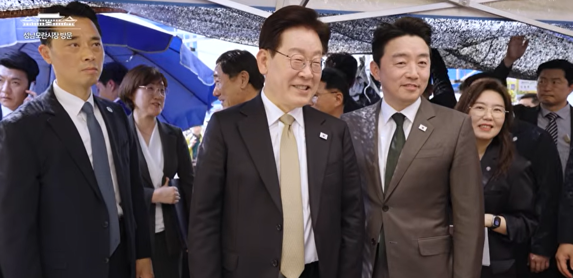 이재명 대통령 모란시장 방문 논란 총정리: 관권 선거인가 민생 행보인가? (법적 쟁점 및 정치적 파장 분석)