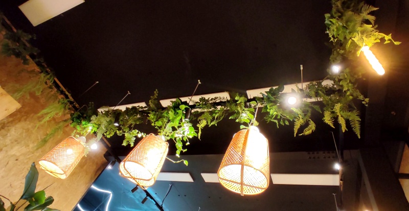 높은 천장에 레일등과 라탄 전등갓 조화들을 활용하여 야외 처럼 꾸며 놓은 천장