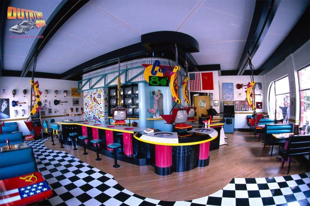 영화 '백투 더 퓨쳐2'에서 나온 '카페80년대'(Cafe 80's)