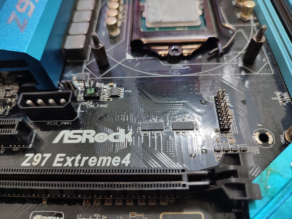 메인보드를 따라서 흘러내린 냉각수