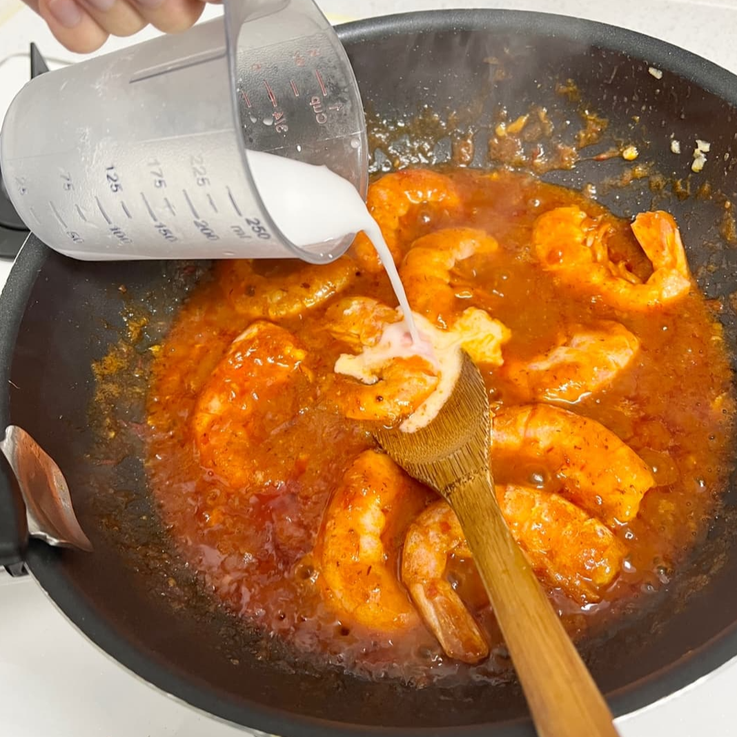 3. 물 30ml와 섞어둔 칠리크랩 프리믹스를 붓고 30초간 잘 저어줍니다.