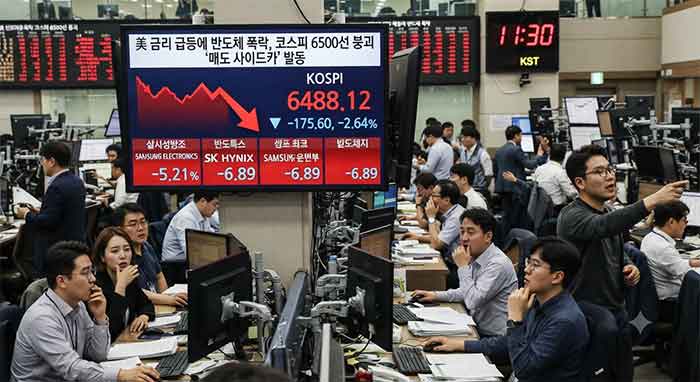 코스피 하락과 증권사 직원들의 모습.