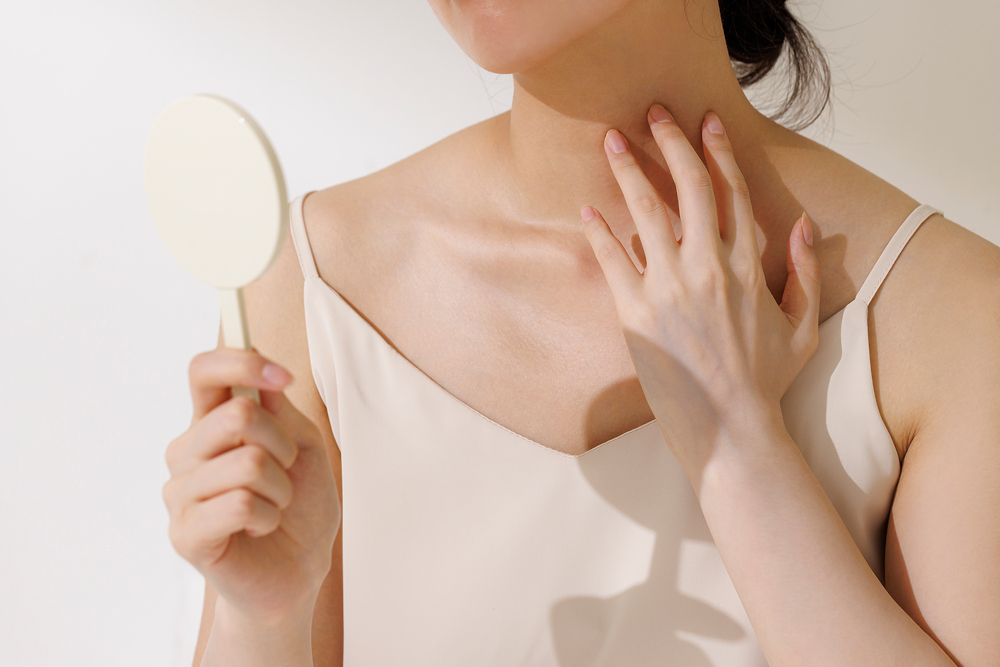 푸석한 피부 거울보는 모습