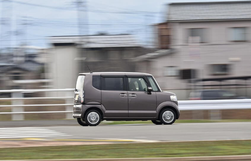 도심 도로를 주행 중인 경형 SUV 차량 모습.
경형 SUV 외관과 실제 주행 모습을 보여주는 사진입니다.