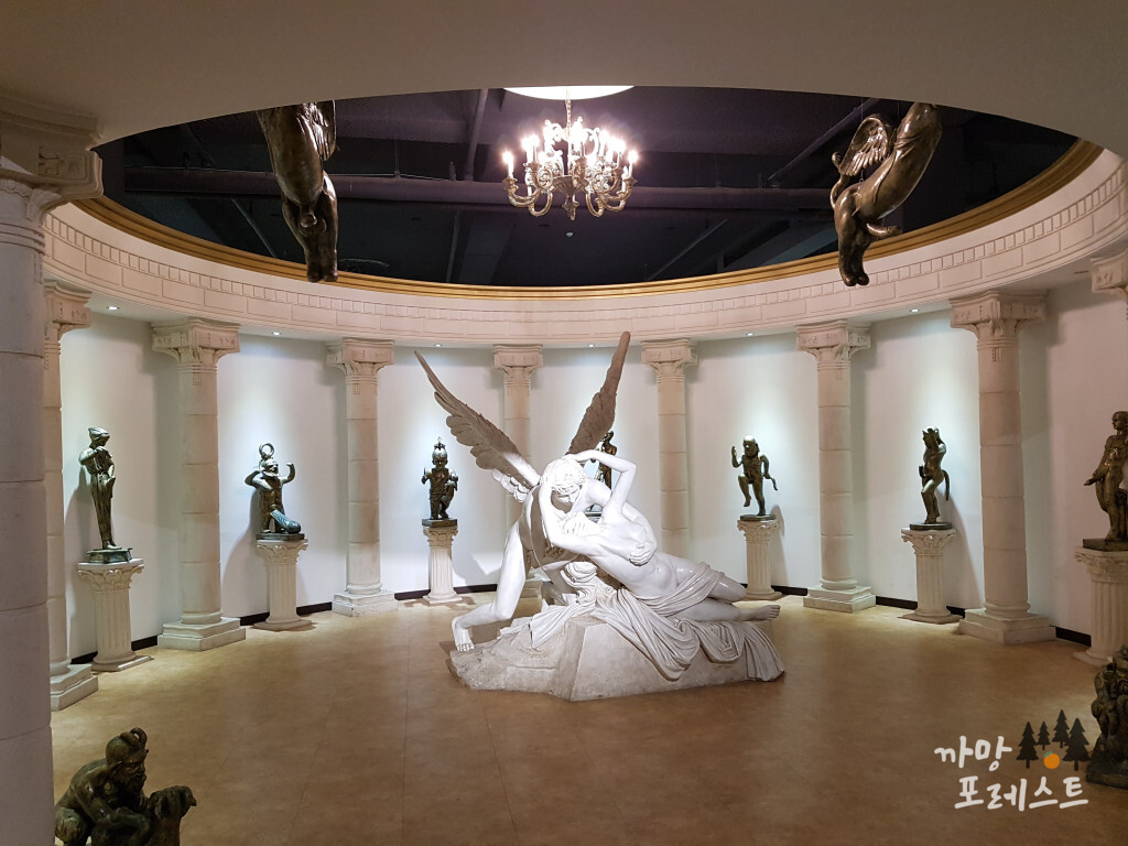 건강과 성 박물관 조각상