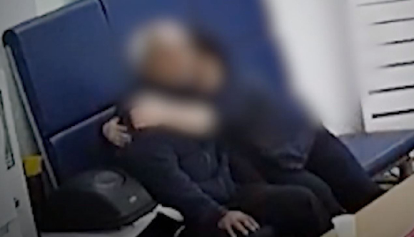 보이스피싱 전화를 받고 충남에서 서울까지 딸을 위해 달려온 노인의 이야기가 전해졌다. 사진은 지난달 26일 A씨 딸이 A씨를 안심시키는 모습. [사진=유튜브 '서울경찰' 캡처]