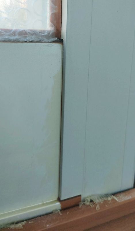 창호에 덕지덕지 묻어있는 본드자국