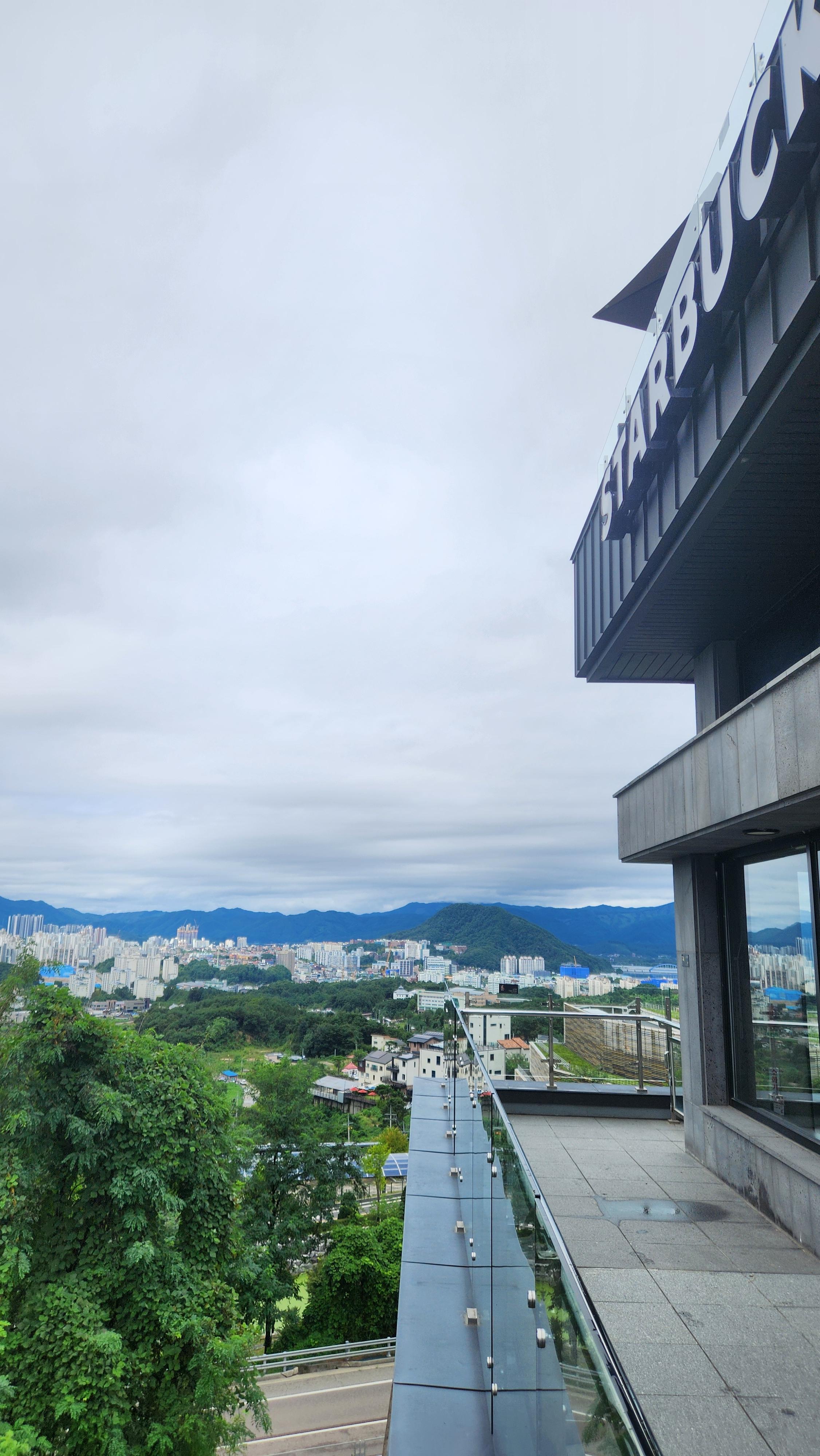 스타벅스 춘천 구봉산. 춘천 시내 조망에 최적