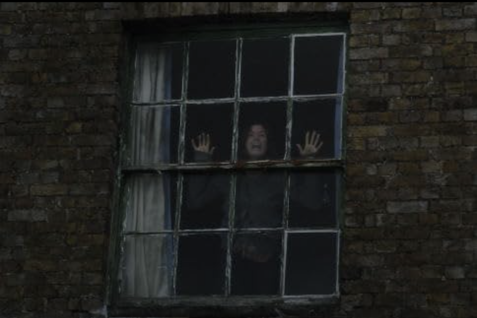 〈28주 후〉 앨리스 역의 캐서린 맥코맥 – 창문 너머로 절박하게 구조를 요청하는 장면