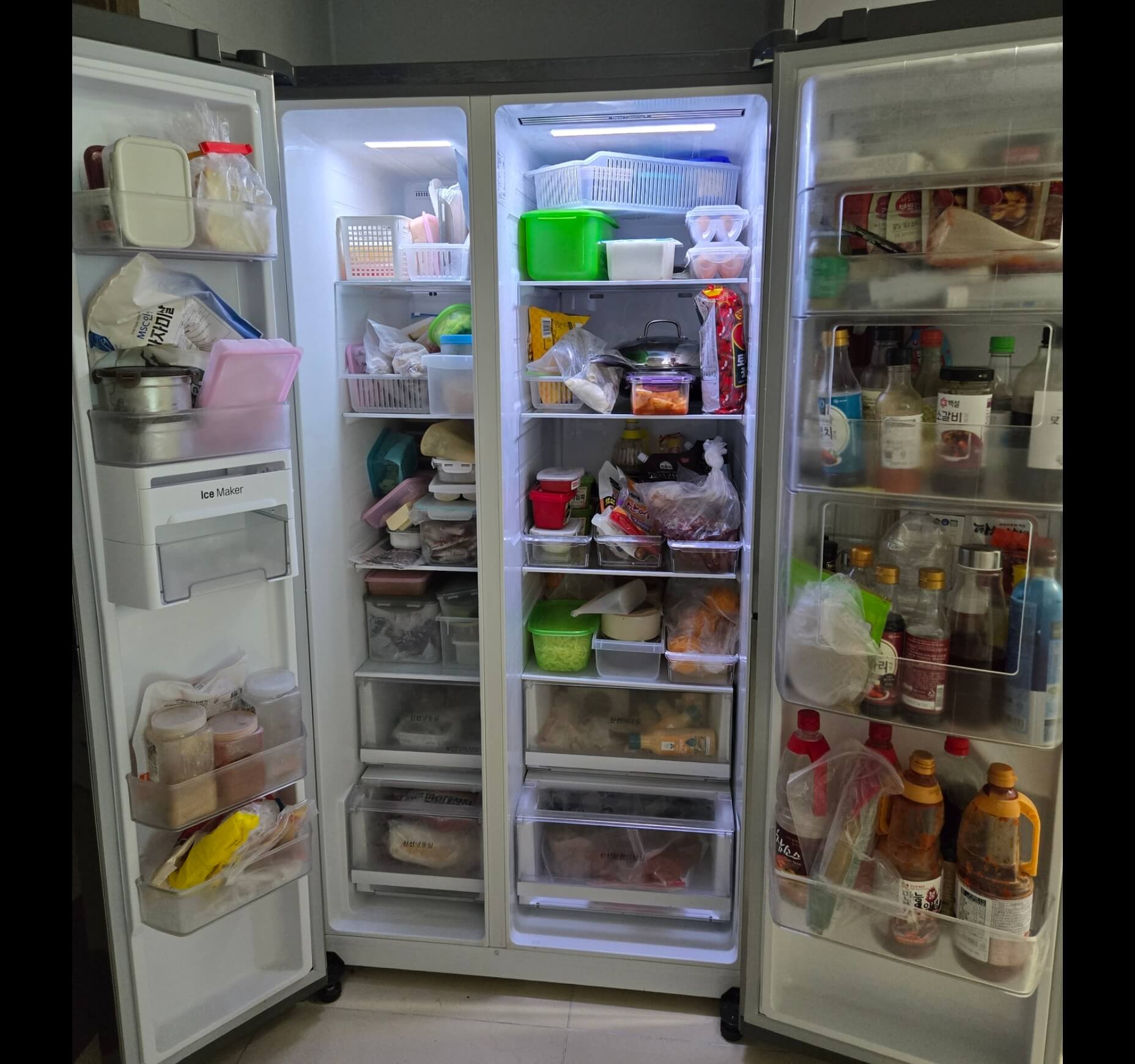 음식, 냄비등이 어지럽게 냉장고에 쑤셔 넣어져 있는 사진