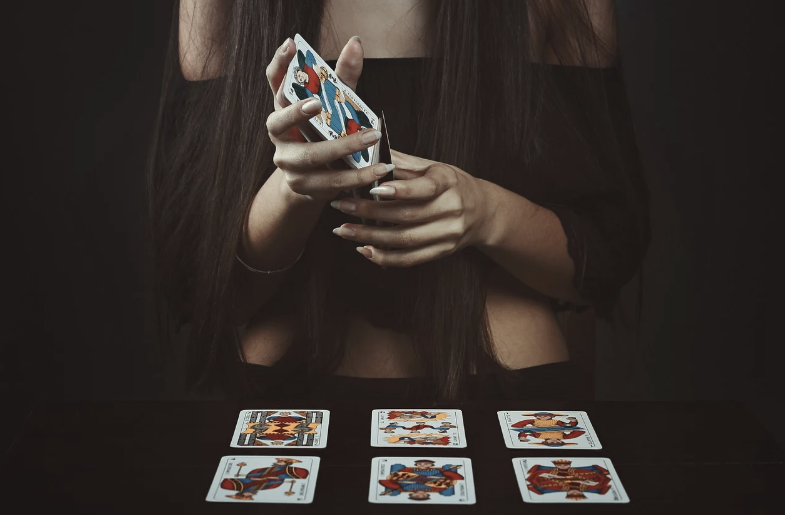 타로 카드 배우기: 운명을 읽는 법을 익히는 신비한 취미