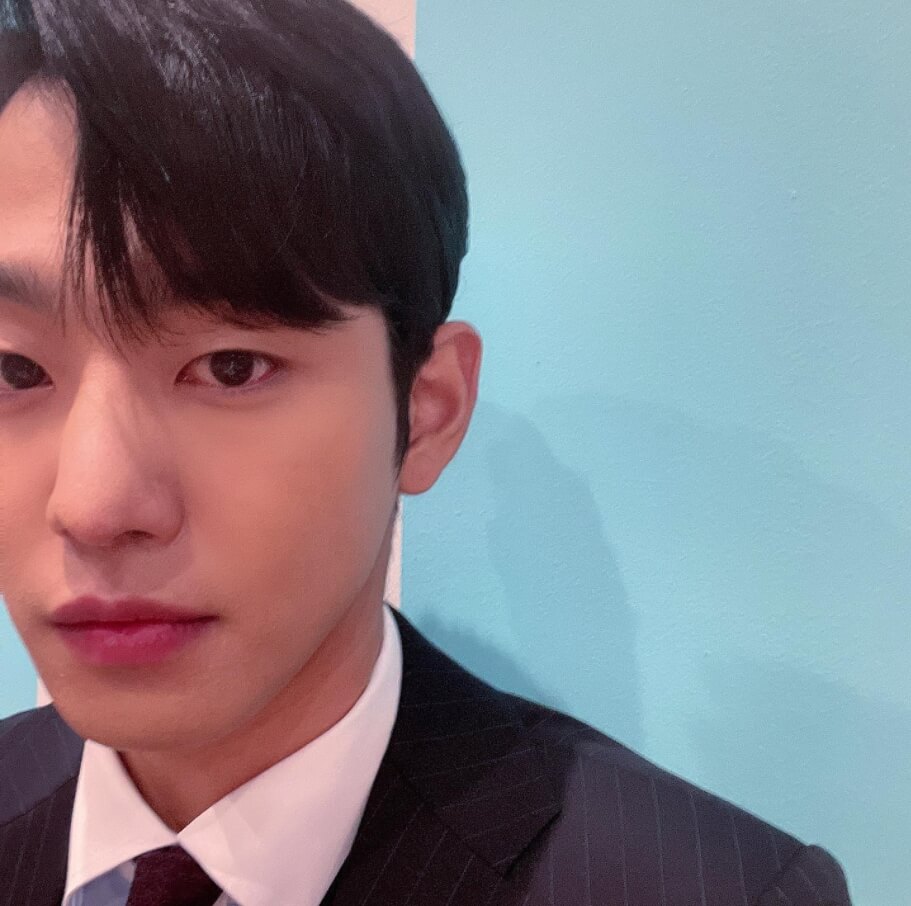 정장을입고있는-남성의모습