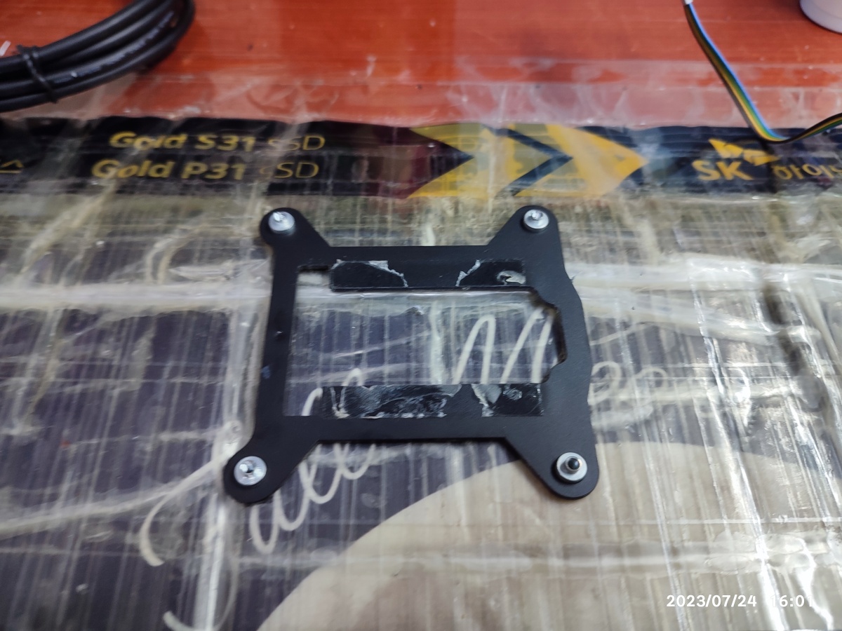 ASUS 쿨러 고정 가이드의 양면 테이프 자국