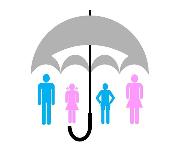 우산아래 있는 모습(국민연금상징)