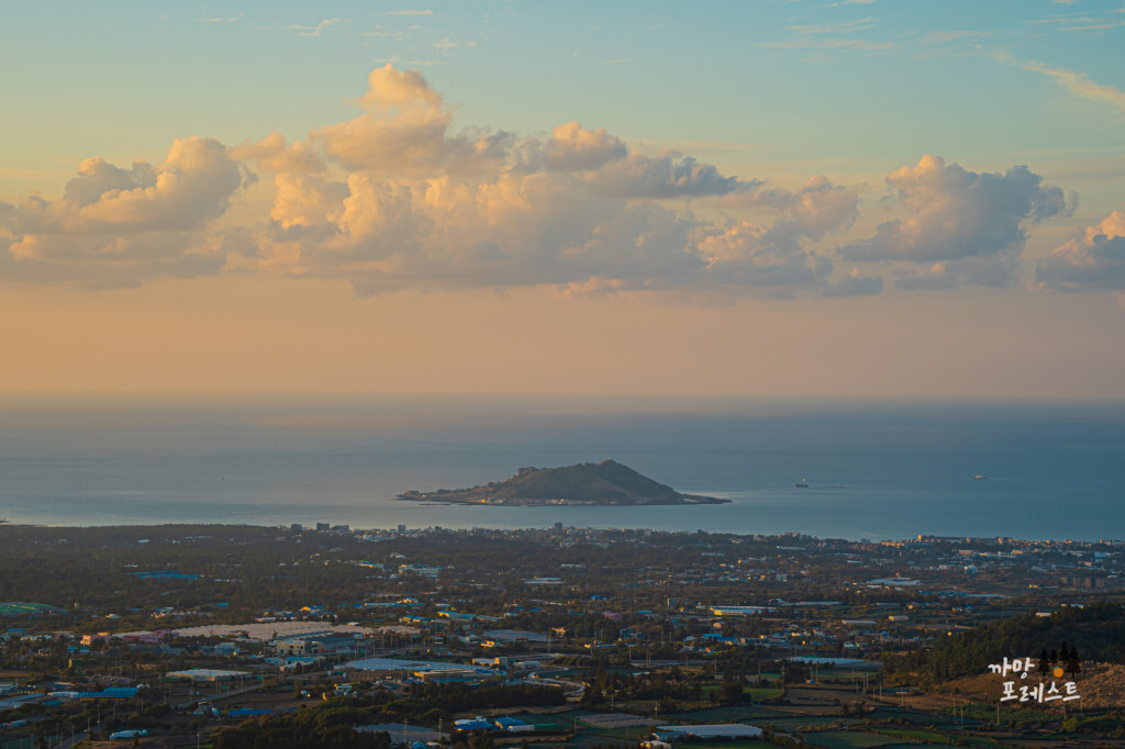 금오름에서 바라본 비양도