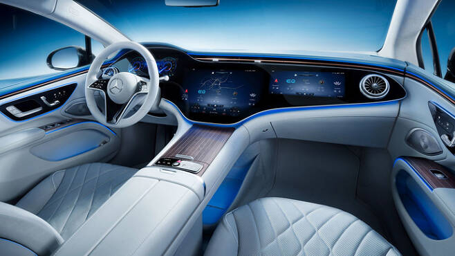 벤츠가 2021년 공개한 MBUX 하이퍼스크린.