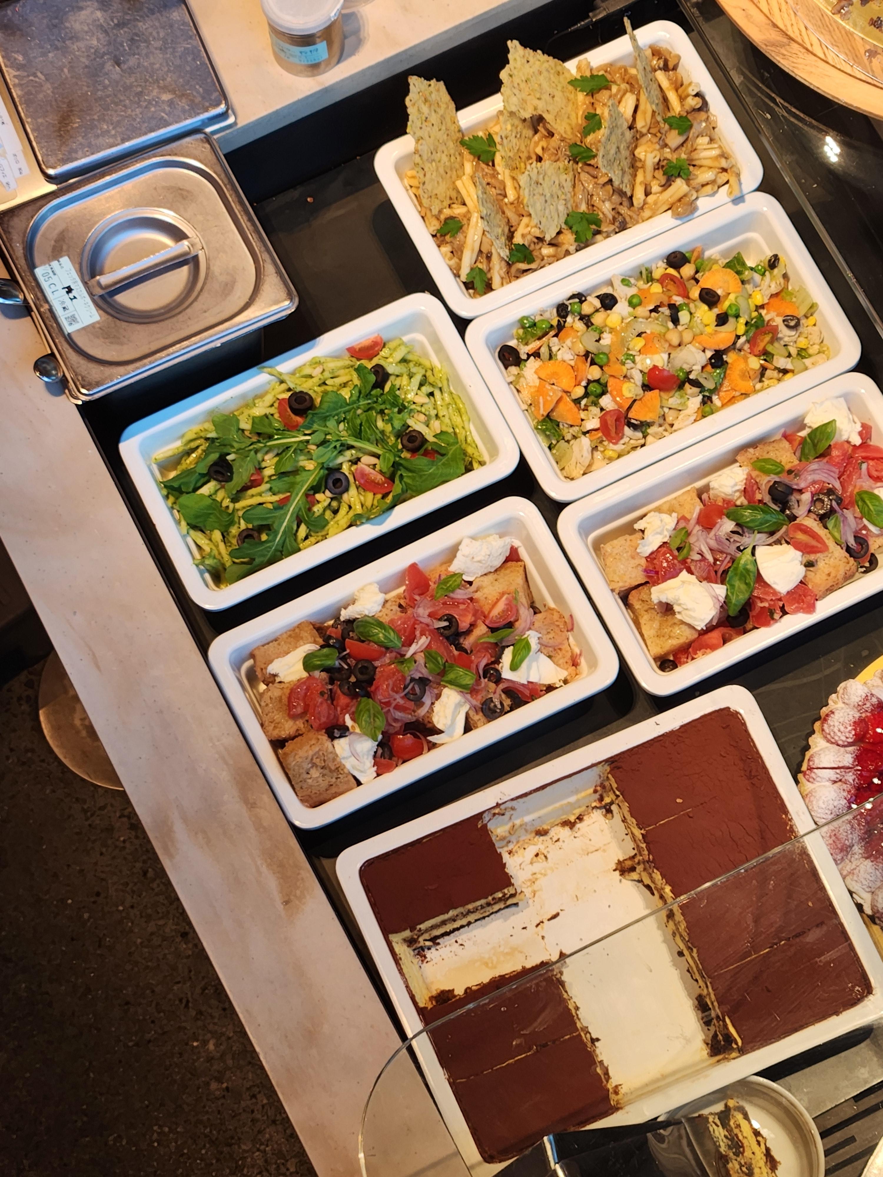 스타벅스 리저브 로스터리 도쿄 1층 프린치 베이커리, 다양한 피자와 바삭한 크로와상 진열