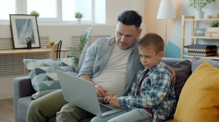 노트북을 함께 보며 시간을 보내는 아버지와 아들, 일과 가정을 병행하는 모습