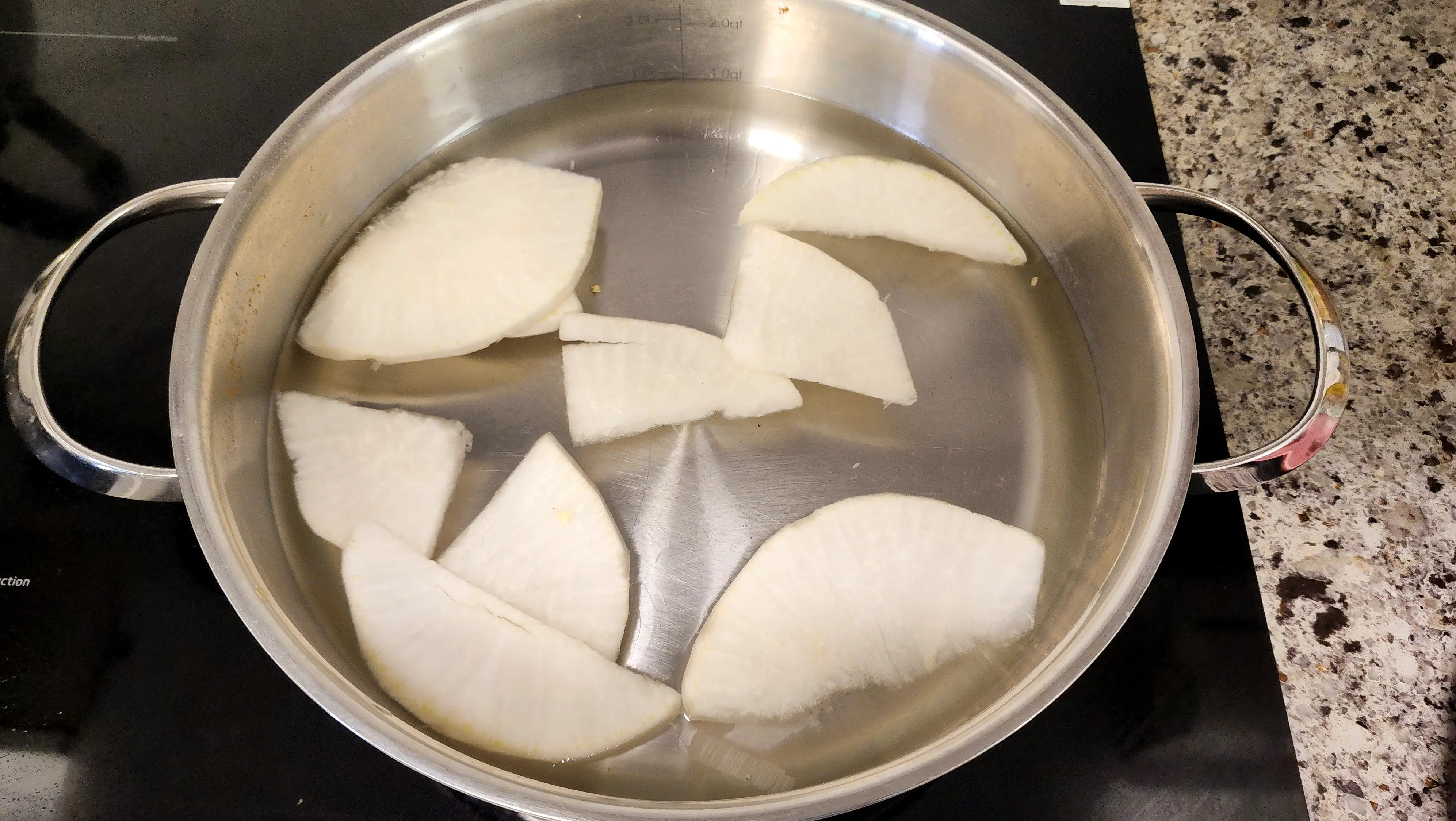 냄비에-무를-넣고-끓이는-모습