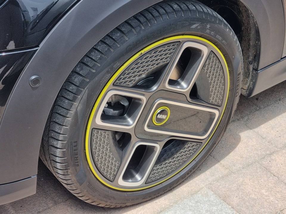 미니 일렉트릭에 끼워진 17인치 바퀴를 담아봤습니다.