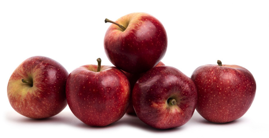 야생에서 채취를 한 빨간 사과를 깨끗하게 세척을 한 후에 하얀 바닥 위에 6개를 놓아두고 찍은 사진