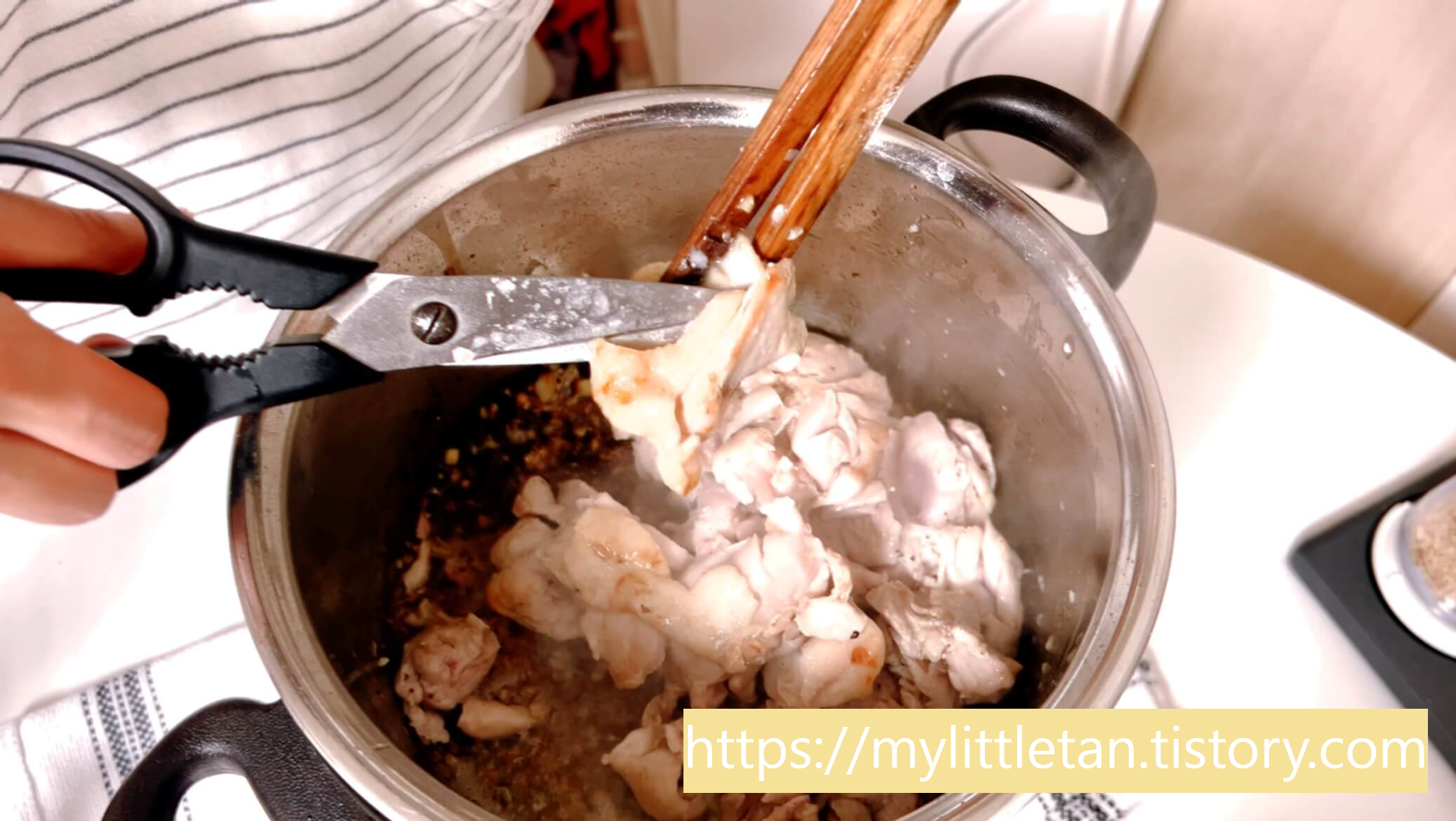 닭을 먹기좋은 크기로 자른다