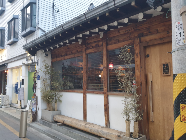 한옥을 리모델링한 바참. 한옥 벽면과 나무보를 잘 살렸다.