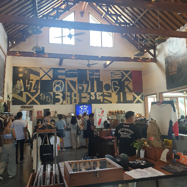 힙한 매장안. 천고가 높고 그래픽이 힙하다. 사람들이 결제를 위해 줄을 서고 있다.