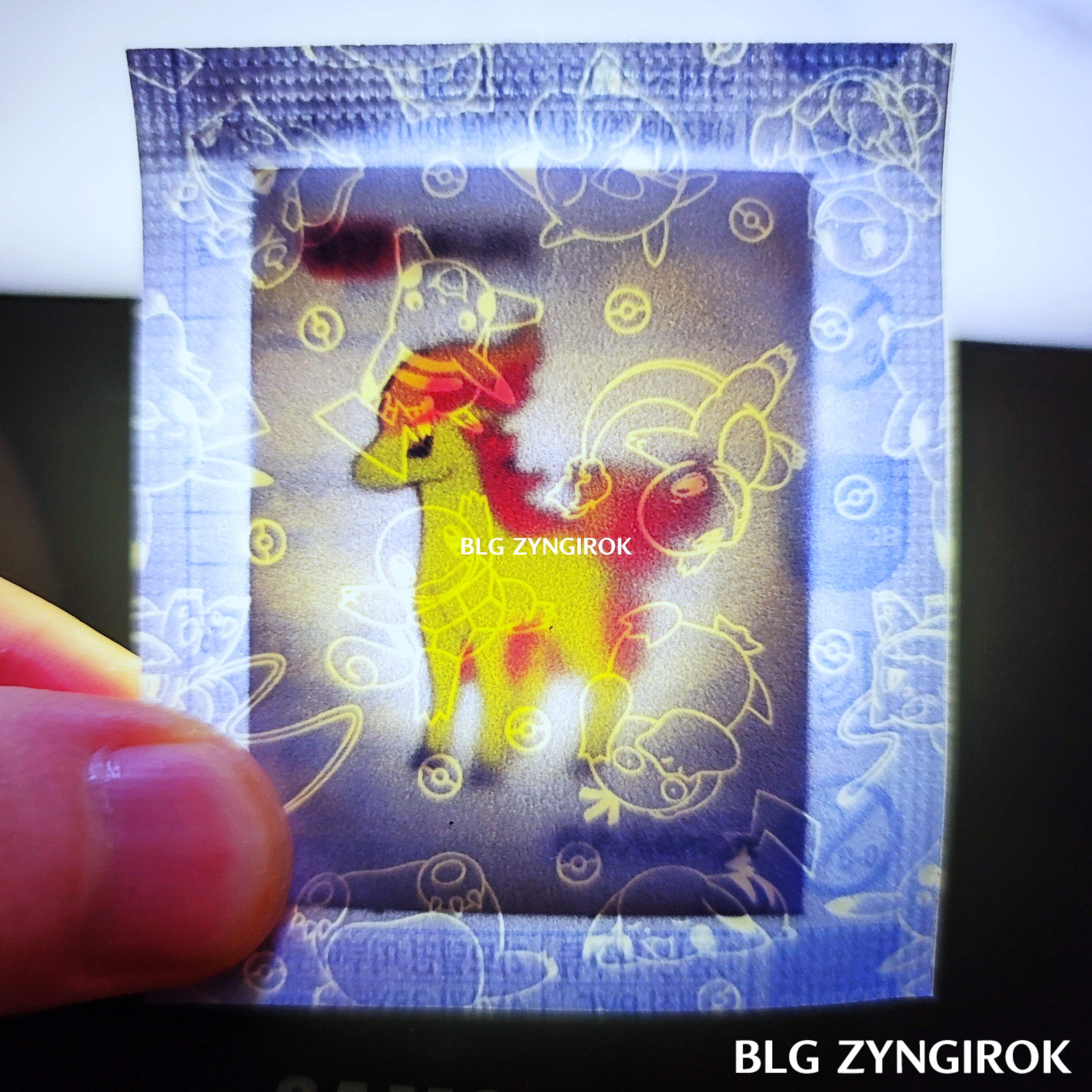 띠부띠부씰-포니타를-들고있다.