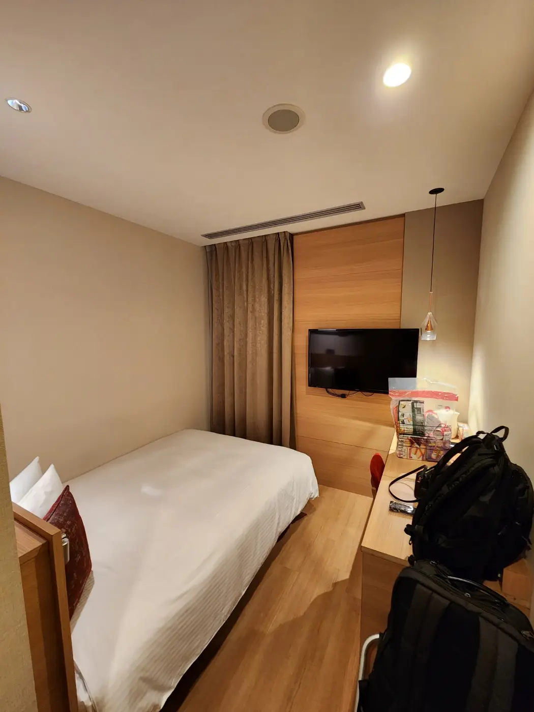 침대와-커튼-티비