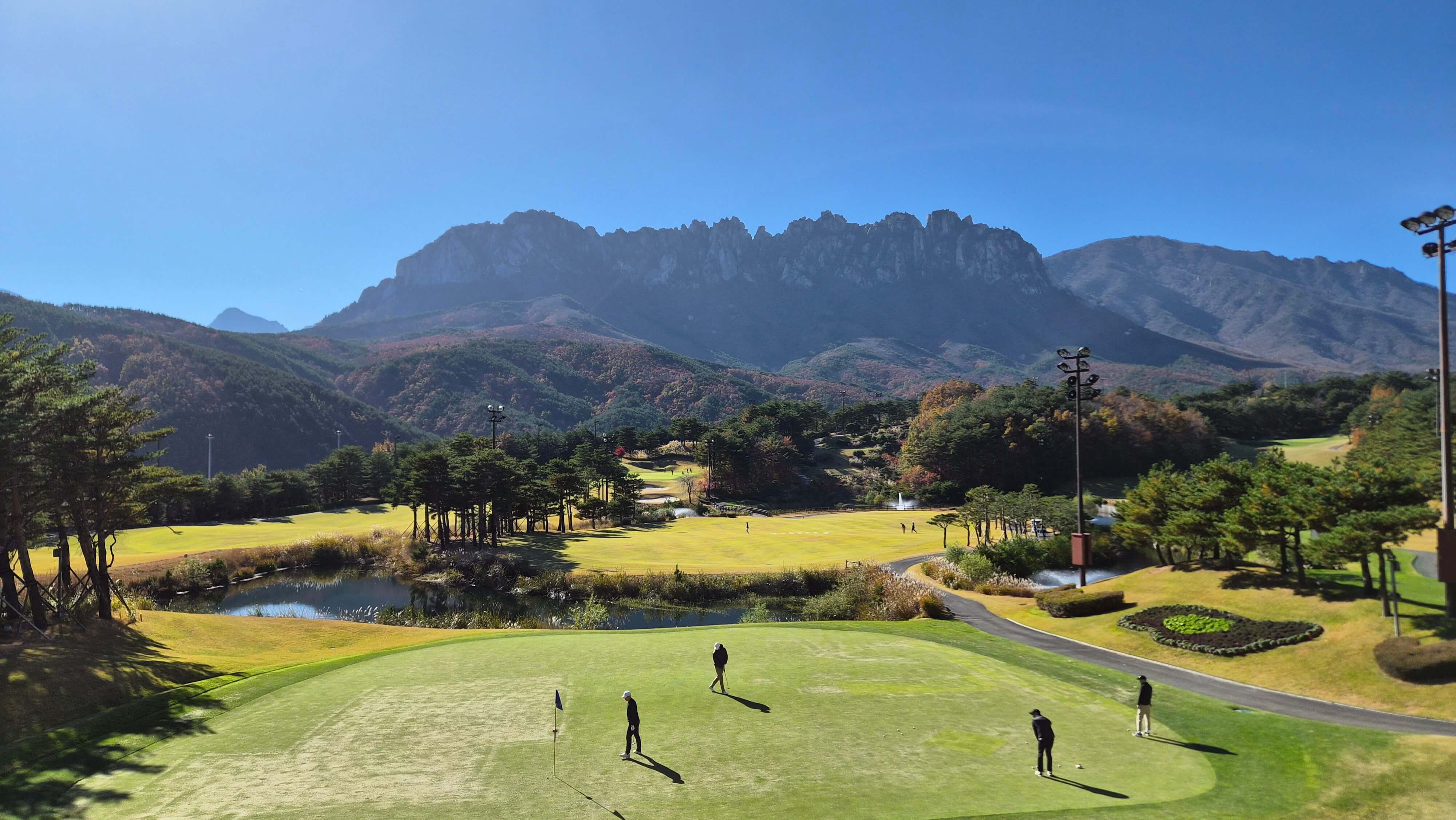골프장 경험담 소노펠리체cc델피노 설악산 울산바위와 탁 뜨인 동해 바다 소나무가 멋진곳