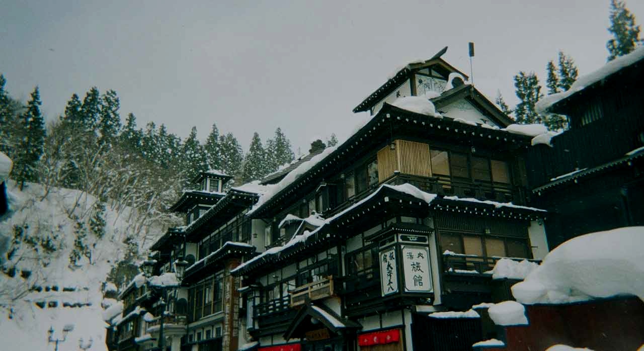 유후인 유노츠보 거리의 감성적인 상점과 여행자들. [ⓒPexels &lsquo;家豪 陳&rsquo;]