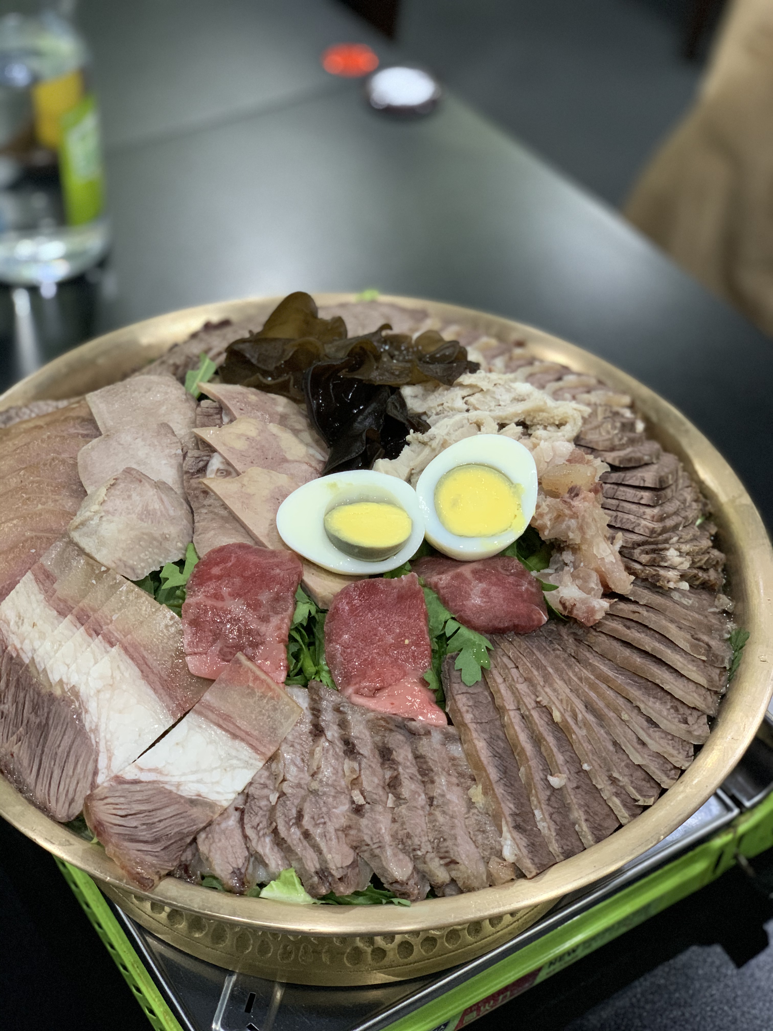 육수 부어서 냄비에 고기가 끓어가는 사진