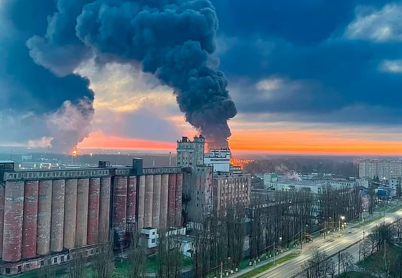 러시아 석유창고 및 군사기지 두번째 거대한 폭발 발생 VIDEO: CCTV captures moment Russian oil depot explodes and catches