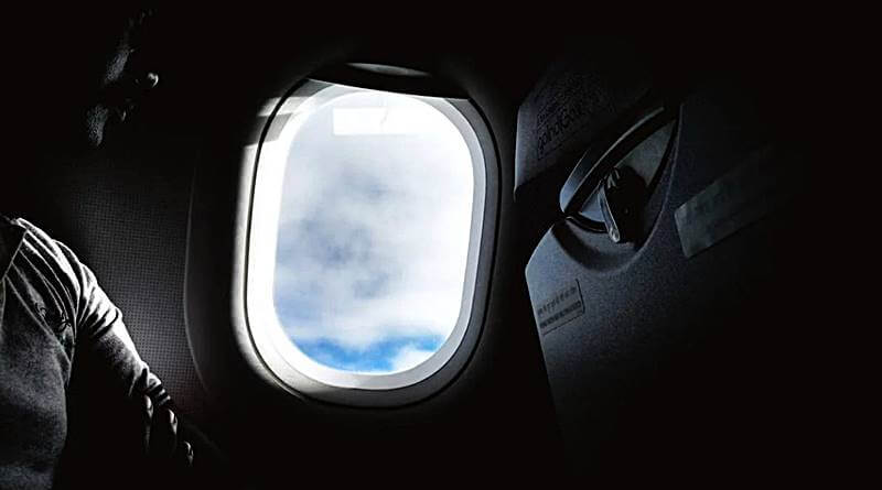 비행기-창가석에서-밖을-바라보는-남자의-모습