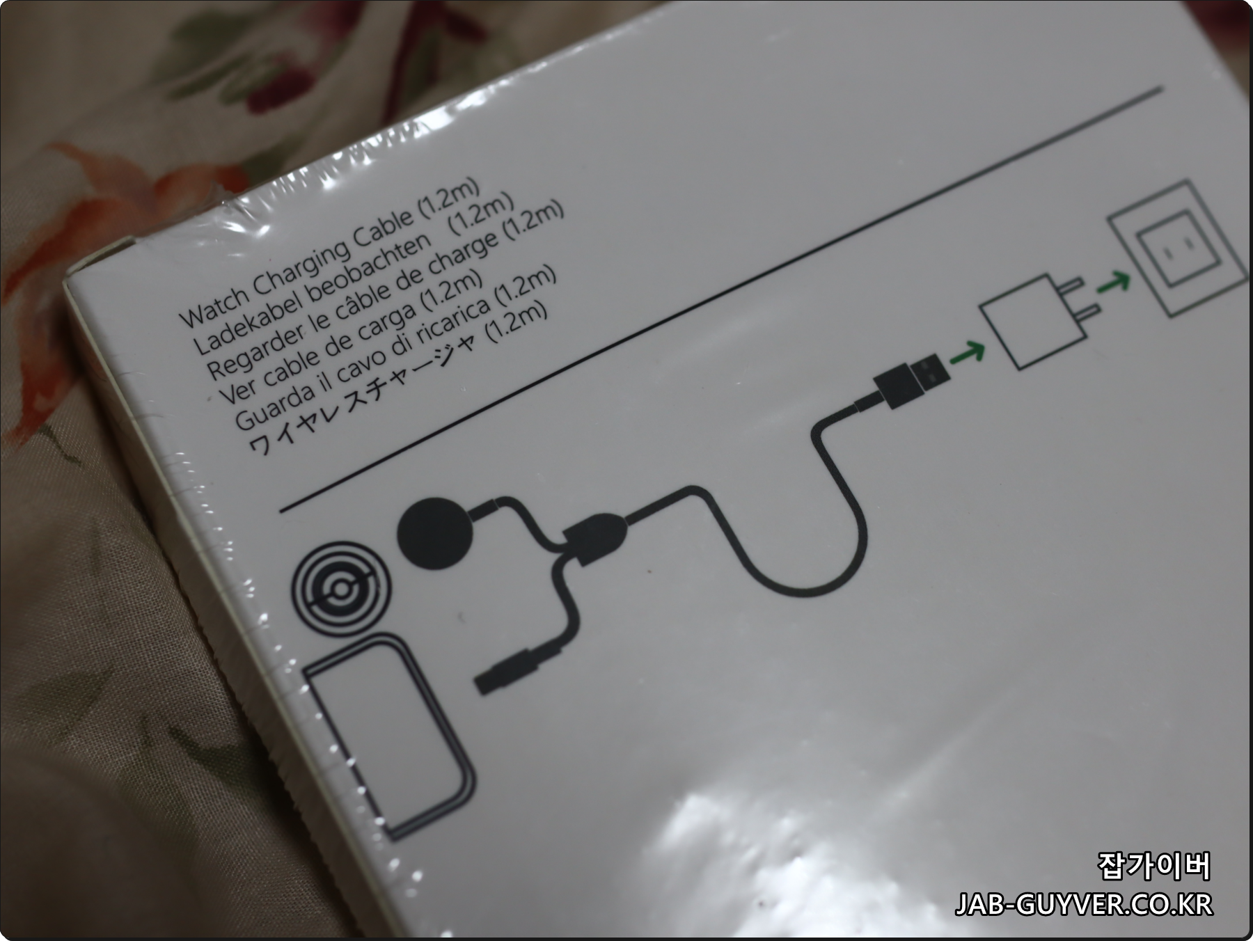 USB-C와 갤럭시워치를 동시에 충전하는 듀얼 케이블 예시