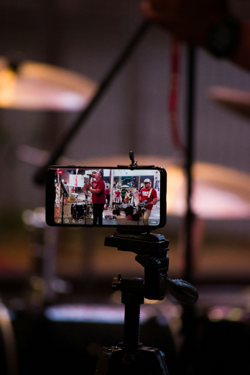 스마트 폰을 이용하여 녹화하는 모습. 출처 : Unsplash