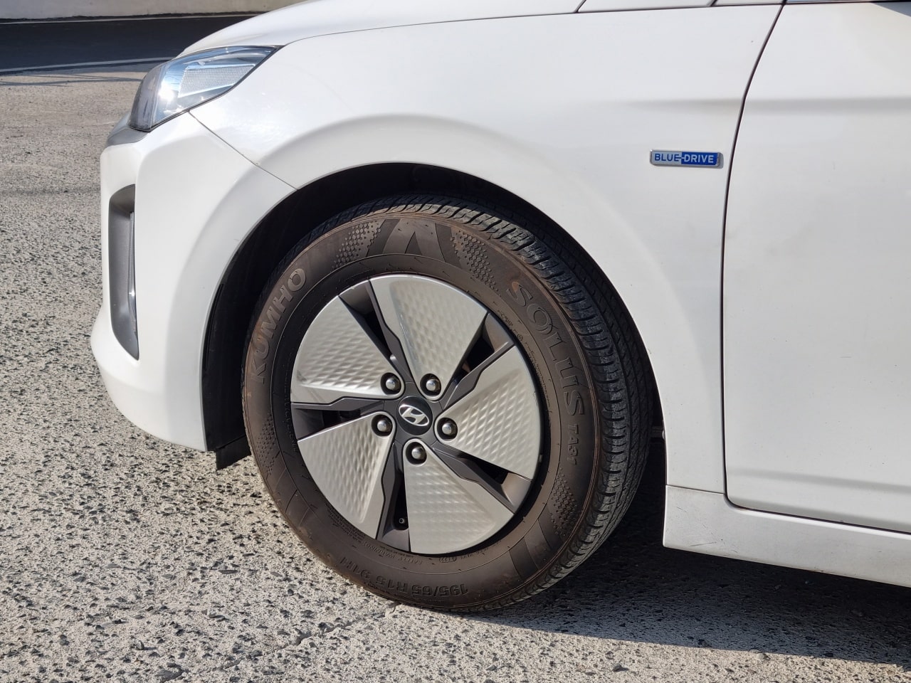 아이오닉 하이브리드의 앞바퀴를 찍어봤습니다.