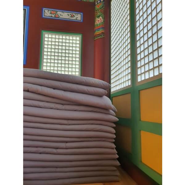 나란히 쌓은 방석