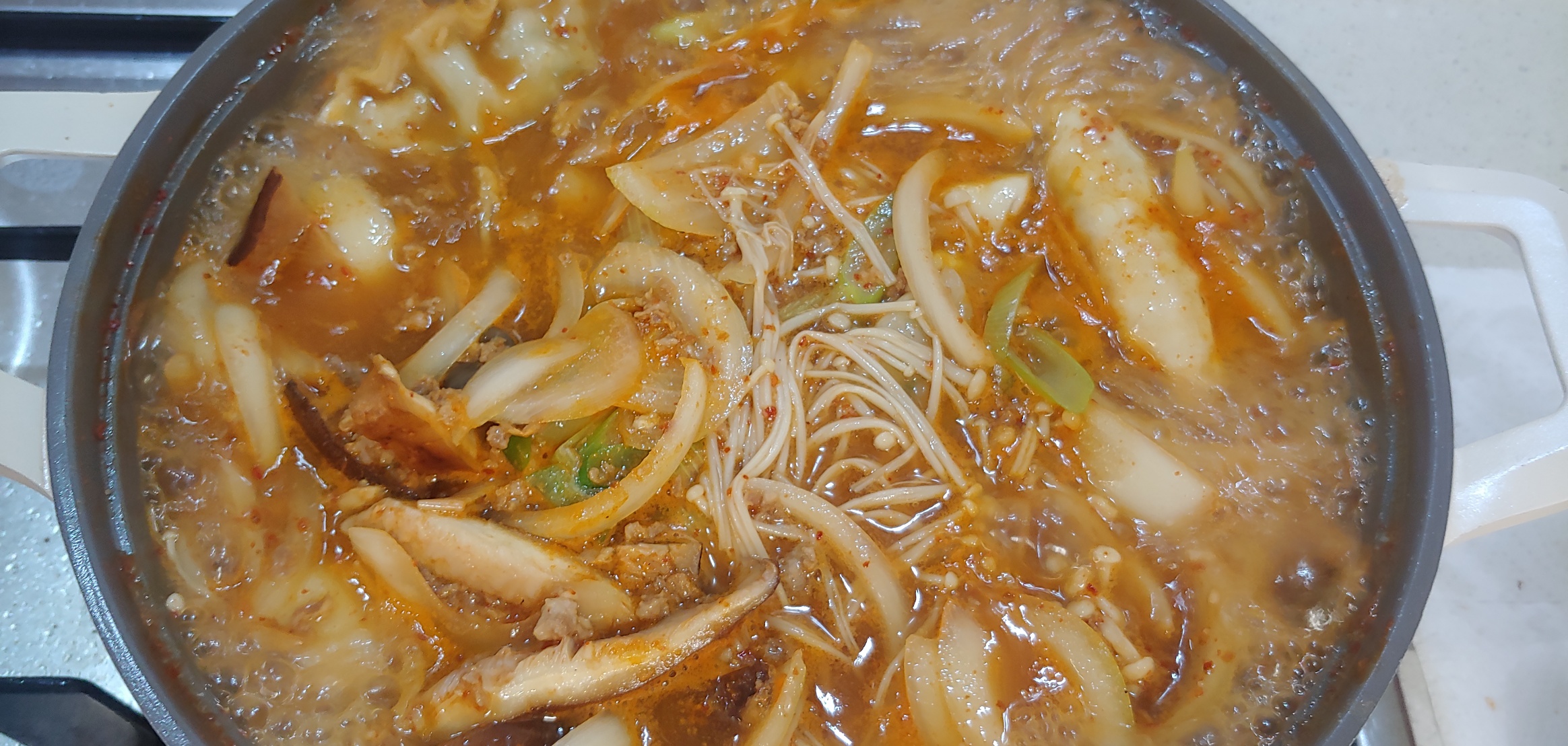 이렇게 표면 위 거품을 걷어내면 깔끔하게 드실 수 있는 상태가되죠.